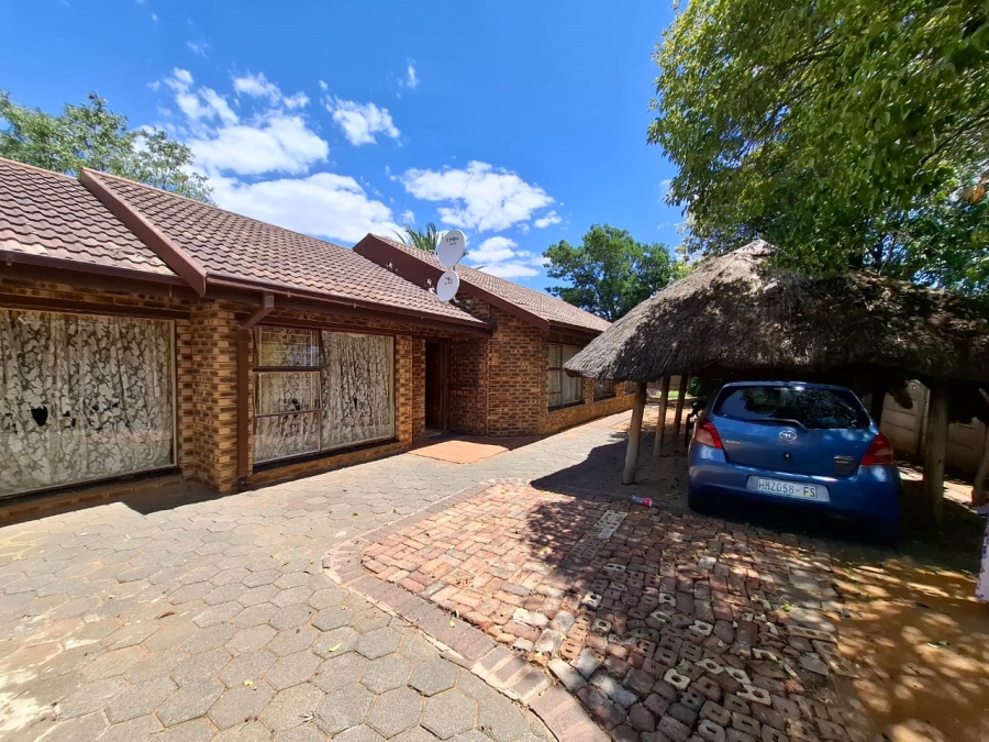 6 Bedroom Property for Sale in Lourierpark Free State